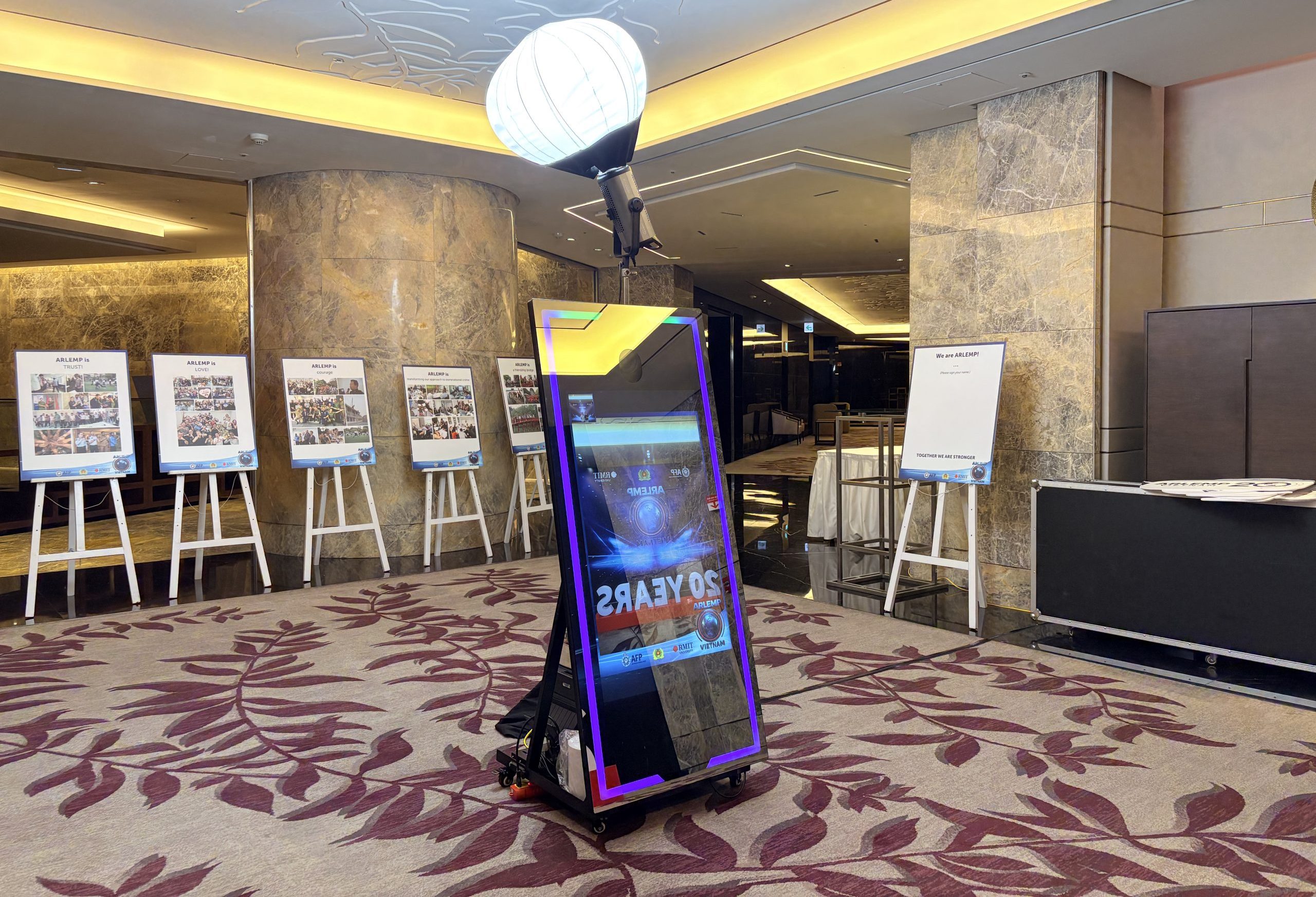 Photobooth mặt gương vô cực